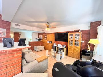 Venta departamento con patio, tres dormitorios, amenities, cochera, en Barrio Martin. Apto crédito