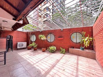 Venta departamento con patio, tres dormitorios, amenities, cochera, en Barrio Martin. Apto crédito