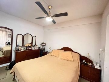 Venta departamento con patio, tres dormitorios, amenities, cochera, en Barrio Martin. Apto crédito