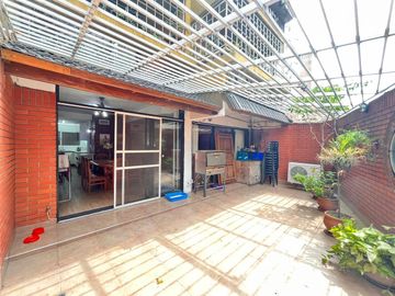 Venta departamento con patio, tres dormitorios, amenities, cochera, en Barrio Martin. Apto crédito