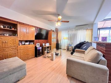 Venta departamento con patio, tres dormitorios, amenities, cochera, en Barrio Martin. Apto crédito