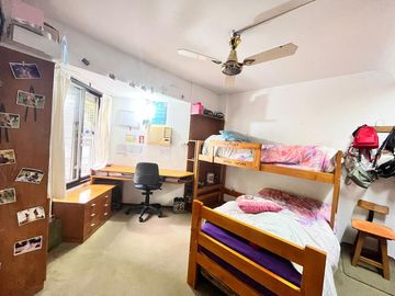 Venta departamento con patio, tres dormitorios, amenities, cochera, en Barrio Martin. Apto crédito
