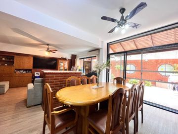 Venta departamento con patio, tres dormitorios, amenities, cochera, en Barrio Martin. Apto crédito