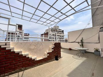 Venta departamento con patio, tres dormitorios, amenities, cochera, en Barrio Martin. Apto crédito