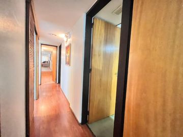 Venta departamento con patio, tres dormitorios, amenities, cochera, en Barrio Martin. Apto crédito