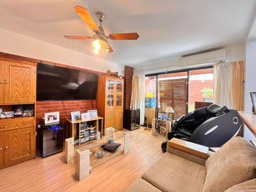 Venta departamento con patio, tres dormitorios, amenities, cochera, en Barrio Martin. Apto crédito