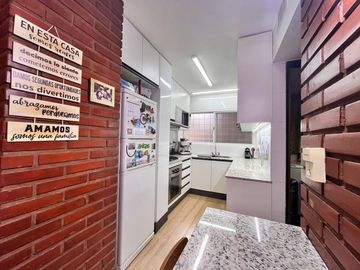 Venta departamento con patio, tres dormitorios, amenities, cochera, en Barrio Martin. Apto crédito