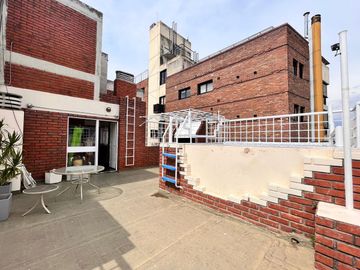 Venta departamento con patio, tres dormitorios, amenities, cochera, en Barrio Martin. Apto crédito
