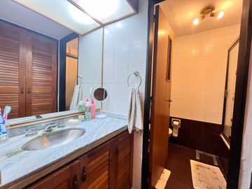 Venta departamento con patio, tres dormitorios, amenities, cochera, en Barrio Martin. Apto crédito