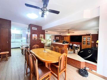 Venta departamento con patio, tres dormitorios, amenities, cochera, en Barrio Martin. Apto crédito