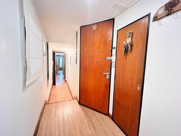 Venta departamento con patio, tres dormitorios, amenities, cochera, en Barrio Martin. Apto crédito
