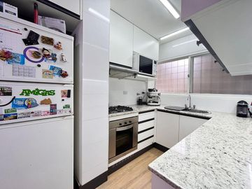 Venta departamento con patio, tres dormitorios, amenities, cochera, en Barrio Martin. Apto crédito