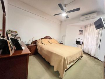 Venta departamento con patio, tres dormitorios, amenities, cochera, en Barrio Martin. Apto crédito