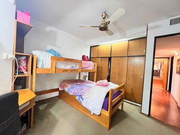 Venta departamento con patio, tres dormitorios, amenities, cochera, en Barrio Martin. Apto crédito