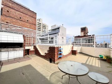 Venta departamento con patio, tres dormitorios, amenities, cochera, en Barrio Martin. Apto crédito