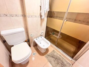 Venta departamento con patio, tres dormitorios, amenities, cochera, en Barrio Martin. Apto crédito