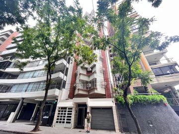 Venta departamento con patio, tres dormitorios, amenities, cochera, en Barrio Martin. Apto crédito