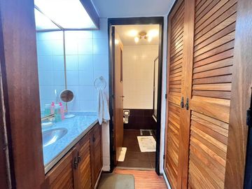 Venta departamento con patio, tres dormitorios, amenities, cochera, en Barrio Martin. Apto crédito
