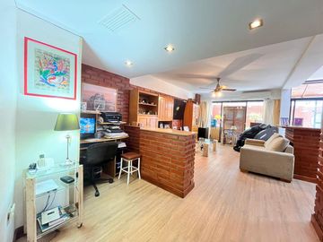 Venta departamento con patio, tres dormitorios, amenities, cochera, en Barrio Martin. Apto crédito