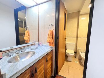 Venta departamento con patio, tres dormitorios, amenities, cochera, en Barrio Martin. Apto crédito