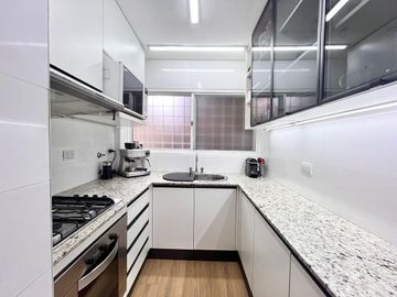 Venta departamento con patio, tres dormitorios, amenities, cochera, en Barrio Martin. Apto crédito