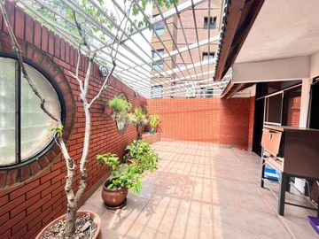 Venta departamento con patio, tres dormitorios, amenities, cochera, en Barrio Martin. Apto crédito