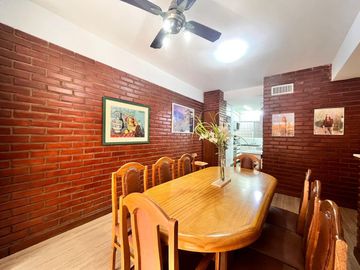 Venta departamento con patio, tres dormitorios, amenities, cochera, en Barrio Martin. Apto crédito