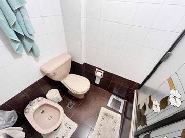 Venta departamento con patio, tres dormitorios, amenities, cochera, en Barrio Martin. Apto crédito
