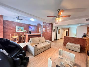 Venta departamento con patio, tres dormitorios, amenities, cochera, en Barrio Martin. Apto crédito