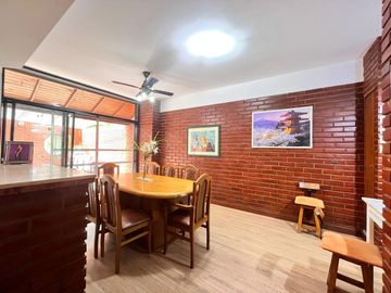 Venta departamento con patio, tres dormitorios, amenities, cochera, en Barrio Martin. Apto crédito