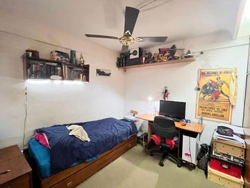 Venta departamento con patio, tres dormitorios, amenities, cochera, en Barrio Martin. Apto crédito