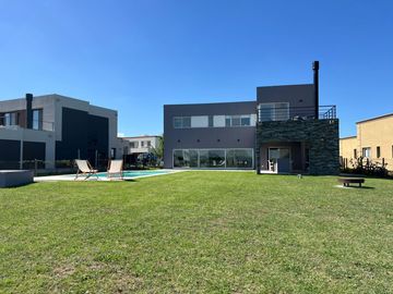 Casa en Venta al Golf - Haras Santa Maria - El Trebol