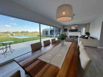 Casa en Venta al Golf - Haras Santa Maria - El Trebol