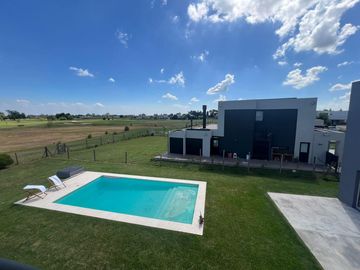Casa en Venta al Golf - Haras Santa Maria - El Trebol