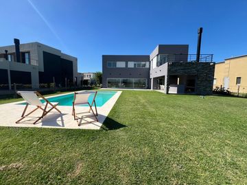 Casa en Venta al Golf - Haras Santa Maria - El Trebol