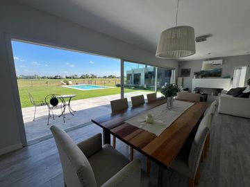 Casa en Venta al Golf - Haras Santa Maria - El Trebol