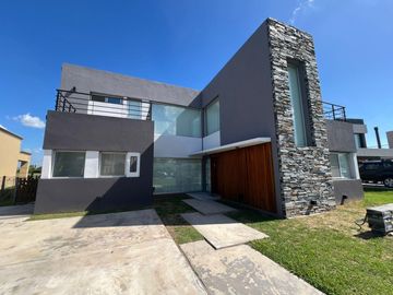Casa en Venta al Golf - Haras Santa Maria - El Trebol