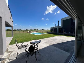 Casa en Venta al Golf - Haras Santa Maria - El Trebol