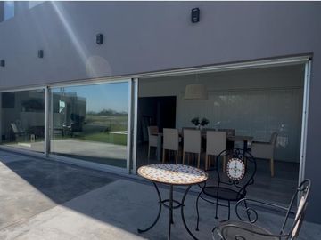 Casa en Venta al Golf - Haras Santa Maria - El Trebol