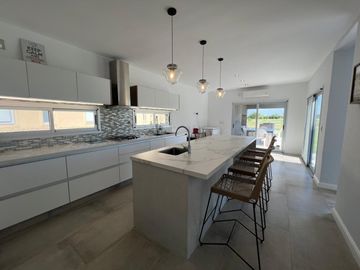 Casa en Venta al Golf - Haras Santa Maria - El Trebol