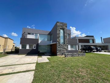 Casa en Venta al Golf - Haras Santa Maria - El Trebol
