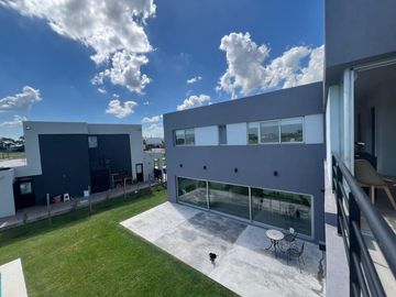 Casa en Venta al Golf - Haras Santa Maria - El Trebol