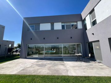 Casa en Venta al Golf - Haras Santa Maria - El Trebol