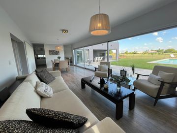 Casa en Venta al Golf - Haras Santa Maria - El Trebol