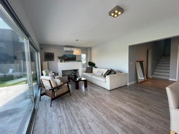 Casa en Venta al Golf - Haras Santa Maria - El Trebol