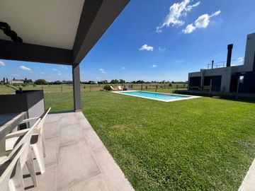 Casa en Venta al Golf - Haras Santa Maria - El Trebol
