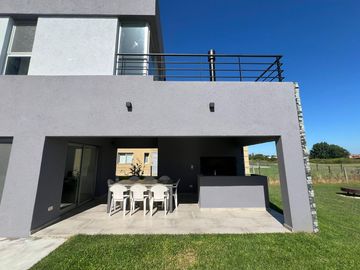 Casa en Venta al Golf - Haras Santa Maria - El Trebol