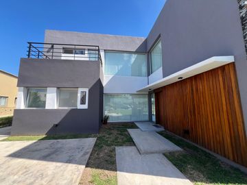 Casa en Venta al Golf - Haras Santa Maria - El Trebol