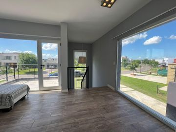 Casa en Venta al Golf - Haras Santa Maria - El Trebol