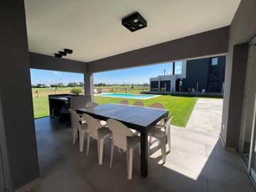 Casa en Venta al Golf - Haras Santa Maria - El Trebol